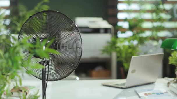 夏時間だ 近代的なグリーンオフィスの金属換気装置 — ストック動画