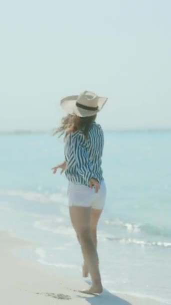 Помічена Позаду Сучасної Жінки Середнього Віку Пляжі Солом Яним Капелюхом — стокове відео