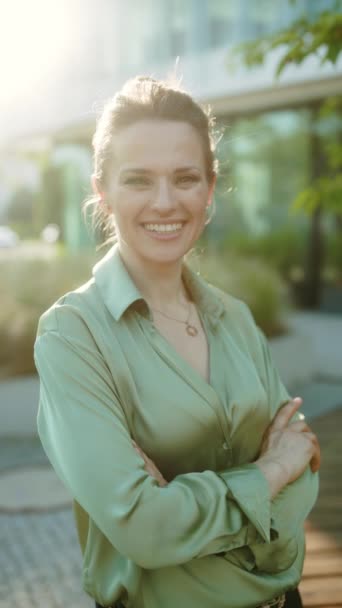 Усміхнена Сучасна Бізнес Леді Діловому Районі Зеленій Блузці Схрещеними Руками — стокове відео