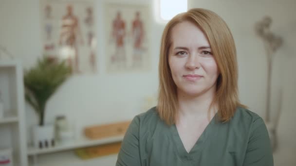 Temps Santé Portrait Femme Massothérapeute Souriante Dans Une Armoire Massage — Video