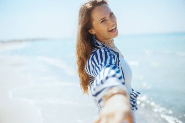 Mutlu modern kadın deniz kenarında eğleniyor..