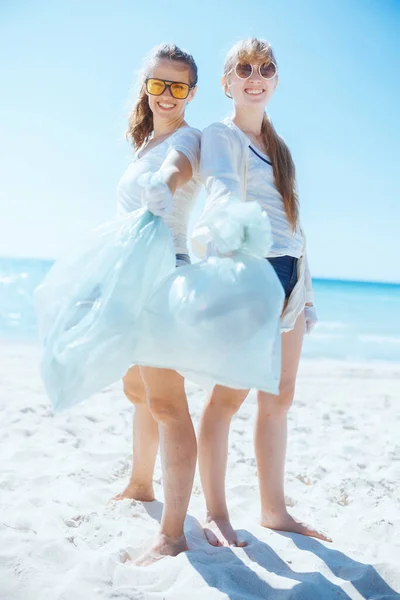 Happy Environment Activists Beach Garbage Bags Collecting Trash — Stock Photo, Image
