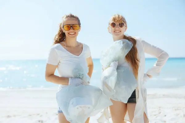 Uśmiechnięci Aktywiści Ekologiczni Plaży Workami Śmieci Zbierającymi Śmieci — Zdjęcie stockowe