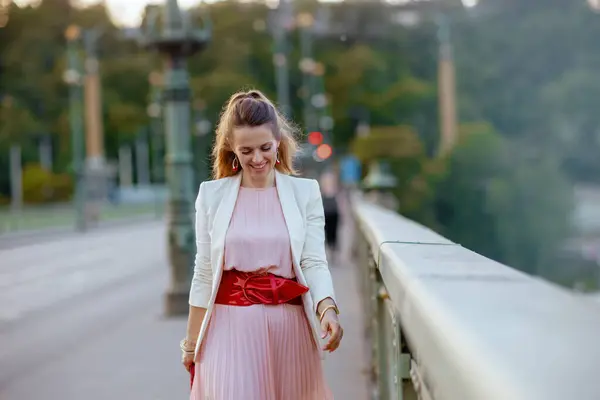 Glimlachen Trendy Vrouw Van Middelbare Leeftijd Roze Jurk Witte Jas — Stockfoto