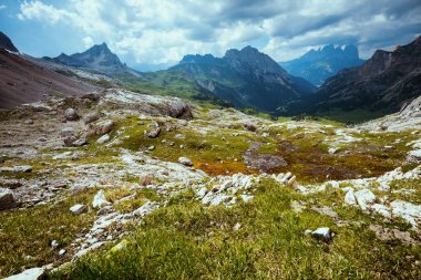Dolomitlerde yaz zamanı. Dağlı, bulutlu ve kayalıklı manzara.