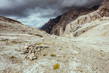 Dolomitlerde yaz zamanı. Dağlı, bulutlu ve kayalıklı manzara.