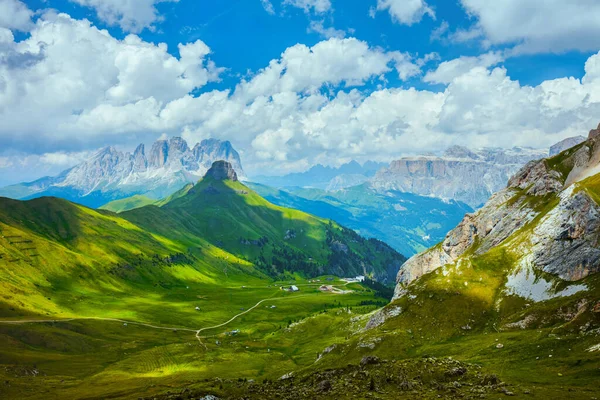 Dolomitlerde yaz zamanı. Dağlı, tepeli ve bulutlu manzara.