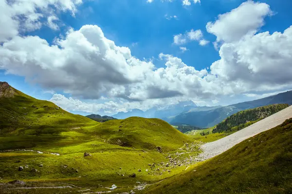 Dolomitlerde yaz zamanı. Dağlı, tepeli ve bulutlu manzara.