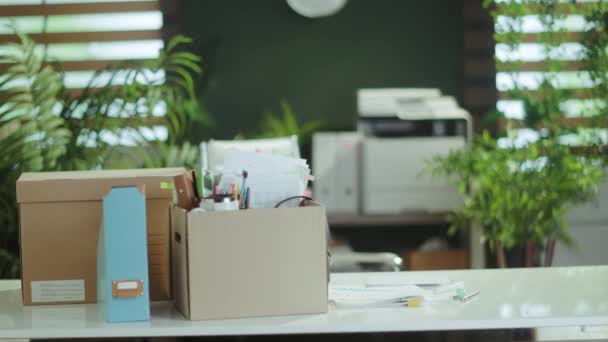 Nová Práce Stůl Moderní Zelené Kanceláři Osobními Věcmi Lepenkové Krabici — Stock video