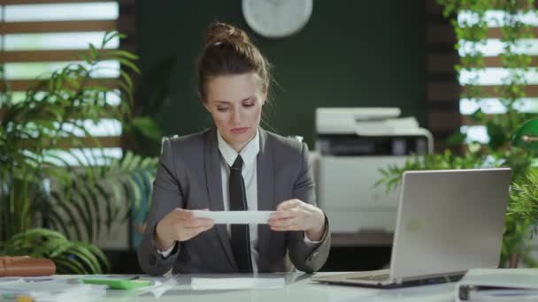 新工作 身穿灰色西装 手持笔记本电脑的现代绿色办公室的苦思冥想的现代女性员工 — 图库视频影像