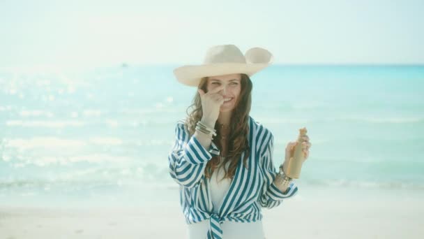 Donna Elegante Sorridente Sulla Costa Dell Oceano Con Spf — Video Stock
