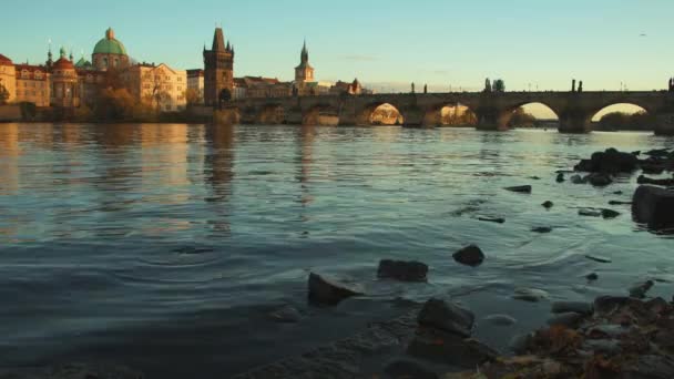Ландшафт Рекой Влтава Карловым Больше Вечером Осенью Праге Чехия — стоковое видео