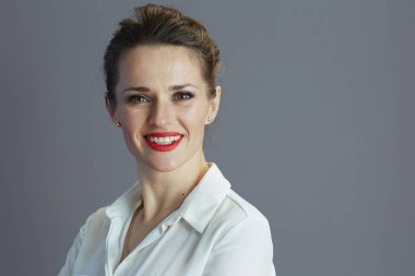 Gri bluzlu, güler yüzlü, şık kadın işçi..