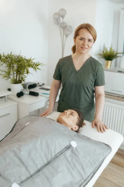 Čas Zdravotní Péči Šťastný Ženský Masážní Terapeut Masážní Kabinetě Klientem — Stock fotografie