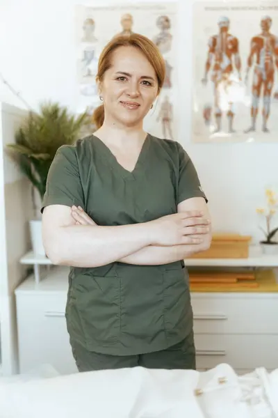 Dags För Sjukvård Porträtt Lycklig Kvinnlig Massageterapeut Massageskåp — Stockfoto
