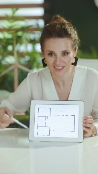 持続可能な不動産ビジネス タブレットPcを使用して白いブラウスの現代緑のオフィスの幸せなエレガントな中年のビジネス女性 — ストック動画