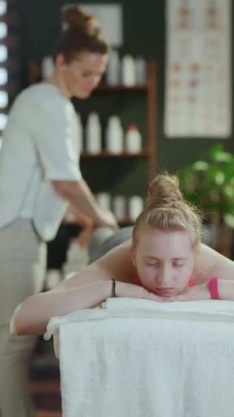 Tempo Assistenza Sanitaria Massaggiatrice Donna Cabina Massaggio Con Cliente Adolescente — Video Stock