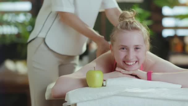 Gesundheitszeit Ärztliche Massagetherapeutin Massagekabinett Mit Jugendlichem Klienten Und Einer Apfel — Stockvideo