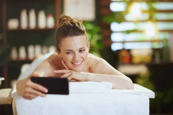 Sağlık Hizmeti Zamanı Gülümseyen Modern Kadın Spa Salonunda Selfie Çekiyor — Stok fotoğraf