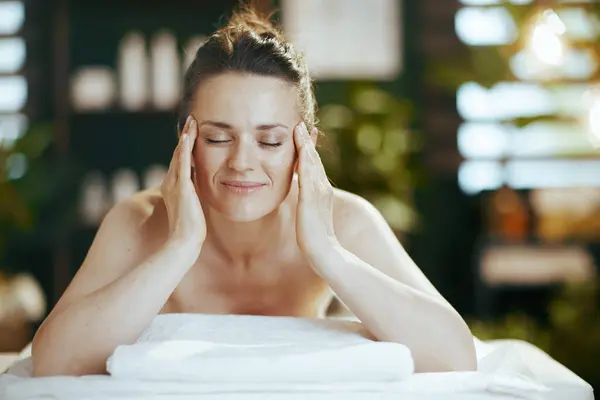 Tijd Voor Gezondheidszorg Ontspannen Moderne Vrouw Spa Salon Liggend Massagetafel — Stockfoto
