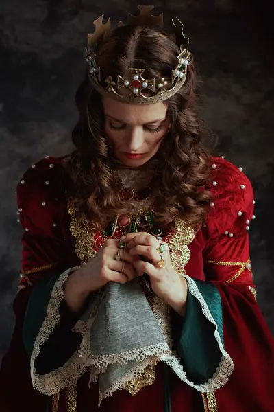 Triste Reina Medieval Vestido Rojo Con Pañuelo Corona Sobre Fondo —  Fotos de Stock
