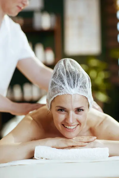 Healthcare Time Massage Therapist Massage Cabinet Happy Client Massaging Clients — Stock Photo, Image