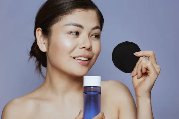 Joven Asiático Mujer Con Maquillaje Removedor Negro Algodón Almohadilla Azul — Foto de Stock
