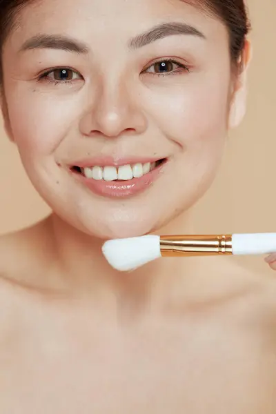 Retrato Mujer Asiática Moderna Con Cepillo Maquillaje Sobre Fondo Beige — Foto de Stock