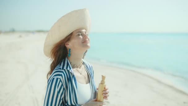 Uśmiechnięta Elegancka Kobieta Wybrzeżu Filtrem Przeciwsłonecznym — Wideo stockowe