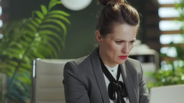Sustainable Workplace Stressed Modern Female Worker Grey Business Suit Modern — Stock Video