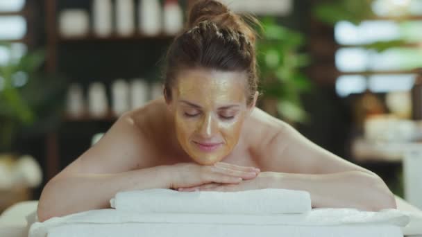 Temps Santé Femme Moderne Détendue Ans Dans Une Armoire Massage — Video