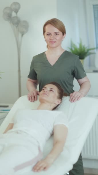Dags För Sjukvård Glad Massage Terapeut Kvinna Massage Skåp Med — Stockvideo