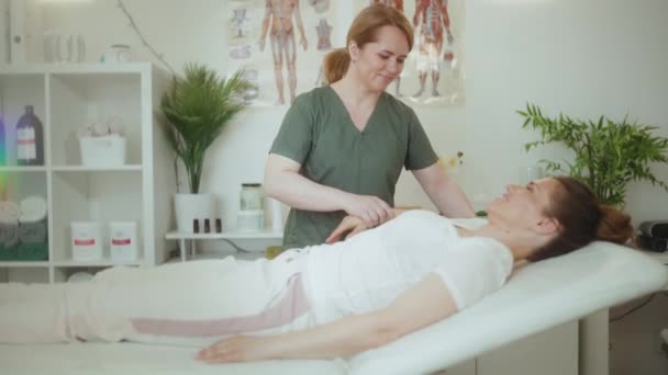 Gesundheitszeit Glückliche Weibliche Massagetherapeutin Massagekabinett Mit Dem Klienten Bei Der — Stockvideo