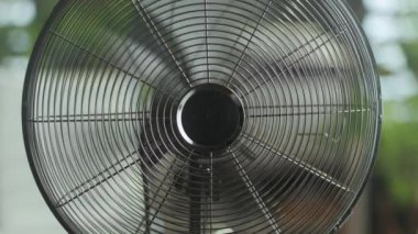 Yaz zamanı. Elektrik vantilatörüne yakın çekim.