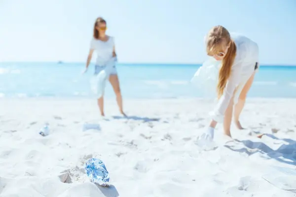 ゴミを集めるゴミ袋とビーチや環境活動家の廃棄物のクローズアップ — ストック写真