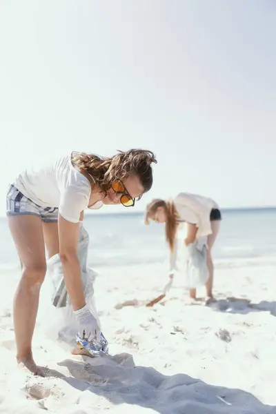 Smiling Eco Activists Beach Trash Bags Collecting Waste — Stock Photo, Image