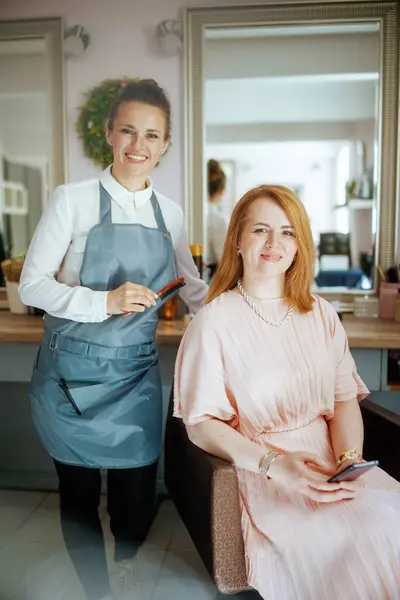 Vrouwelijke Kapper Moderne Haarstudio Met Haarborstel Klant — Stockfoto