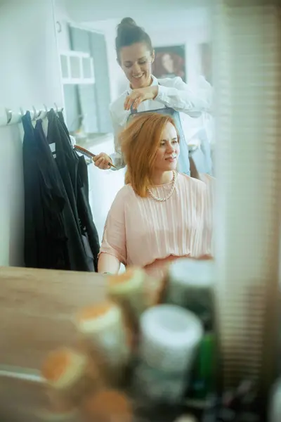 Penata Rambut Wanita Paruh Baya Studio Rambut Modern Dengan Sikat — Stok Foto