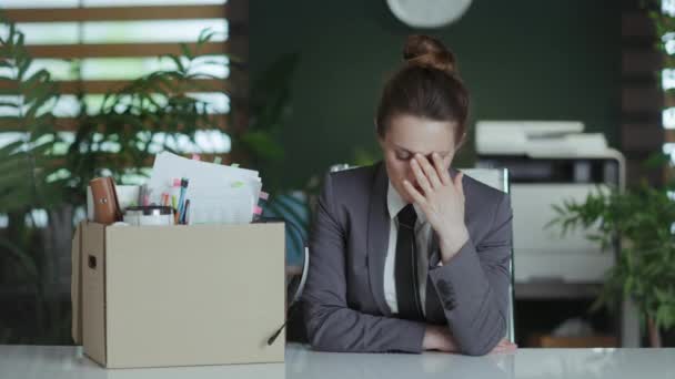 Pekerjaan Baru Pekerja Wanita Modern Yang Tidak Bahagia Kantor Hijau — Stok Video