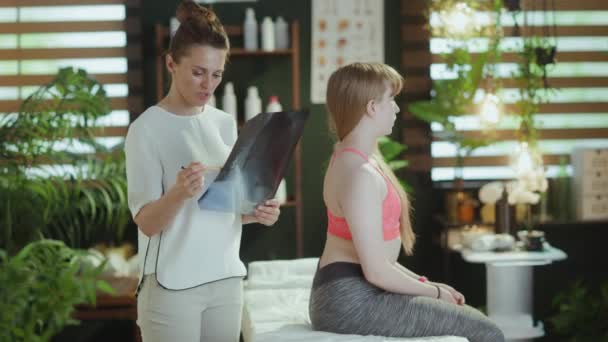 Gesundheitszeit Betroffene Masseurin Massagekabinett Mit Röntgenbild Und Teenie Klientin Beim — Stockvideo