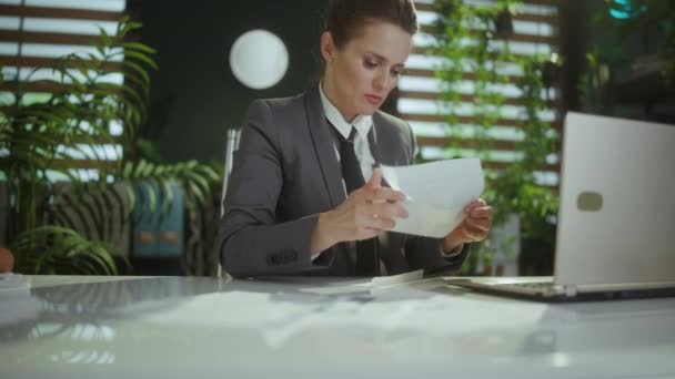 Novo Emprego Estressado Moderno Mulher Meia Idade Trabalhador Escritório Verde — Vídeo de Stock