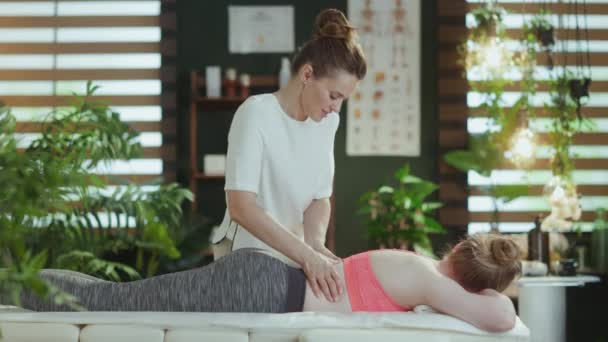 Gesundheitszeit Weibliche Medizinische Massagetherapeutin Massagekabinett Mit Teenager Klient Der Massage — Stockvideo