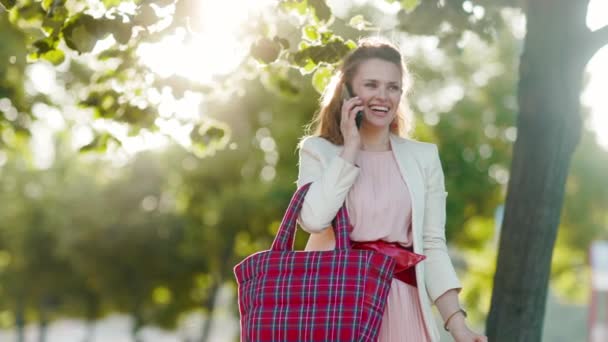 Feliz Moderna Mulher Meia Idade Vestido Rosa Jaqueta Branca Cidade — Vídeo de Stock