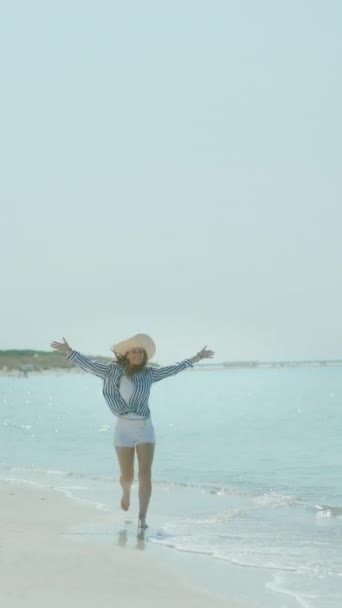 Okyanus Kıyısında Saman Şapkalı Gülümseyen Zarif Bir Kadının Tam Boy — Stok video