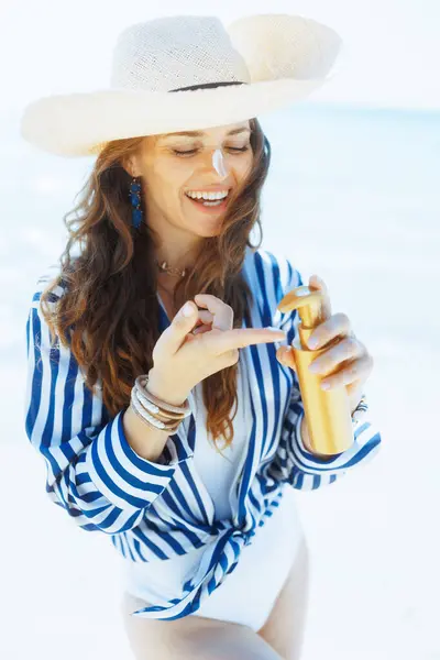 Smiling Elegant Middle Aged Woman Ocean Shore Sunscreen — Stock Photo, Image