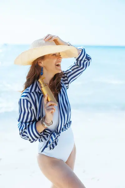 Happy Stylish Female Seashore Sunscreen — Stock Photo, Image