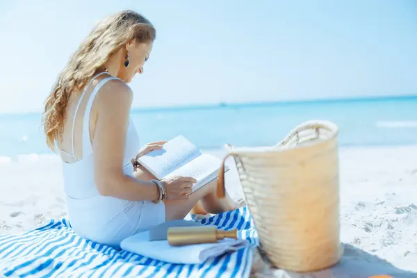 Relaxed Elegant Female Ocean Coast Straw Bag Book Striped Towel — Stock Photo, Image