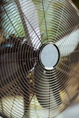 Yaz zamanı. Metal vantilatöre yakın çekim.
