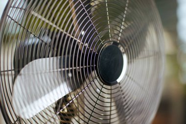 Yaz zamanı. Elektrik vantilatörüne yakın çekim.