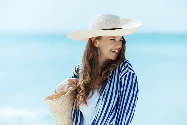 Feliz Mujer Mediana Edad Con Estilo Orilla Del Mar Con —  Fotos de Stock